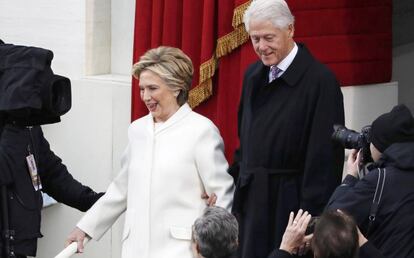 Los Clinton, a su llegada a la toma de posesión. Ella va vestida como Melania Trump de Ralph Lauren.