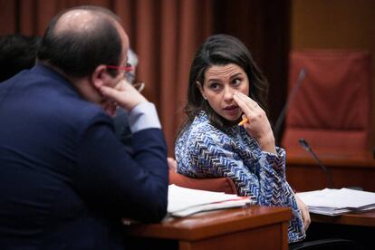 La líder de l'oposició, Inés Arrimadas, conversant amb Miquel Iceta.