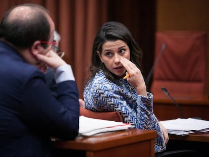 La líder de la oposición, Inés Arrimadas (D) conversa con Miquel Iceta (I).