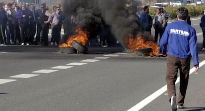 Protesta de trabajadores de Santana Motor en la carretera nacional Madrid-C&aacute;diz por los cobros pendientes. 