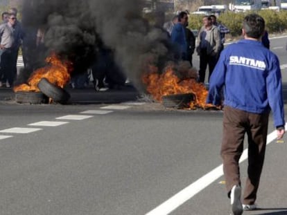 Protesta de trabajadores de Santana Motor en la carretera nacional Madrid-C&aacute;diz por los cobros pendientes. 