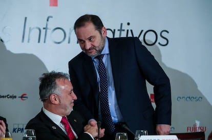 El ministro de Transportes, Movilidad y Agenda Urbana, José Luis Ábalos, y el presidente de Canarias, Ángel Víctor Torres