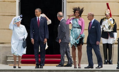 La reina Isabel sujete su sombrero, durante una recepción al matrimonio Obama en el palacio de Buckingham.