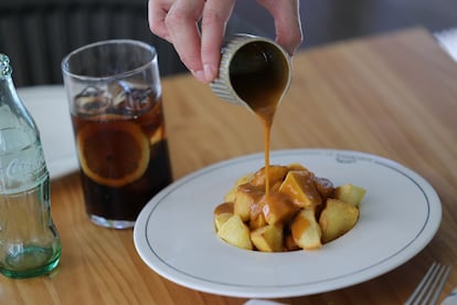 En hostelería destacan las virtudes del vidrio para conservar las propiedades del contenido. Químicamente inerte, no afecta al sabor ni a la textura y mantiene la temperatura mejor que otros materiales.