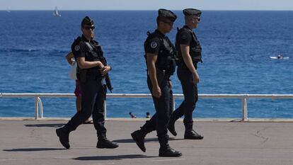 La policía francesa patrulla en las costas de Niza.