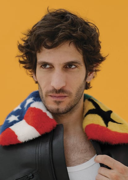 El actor se ha puesto chaqueta de aviador en piel de becerro con cuello de pelo estampado de la colección de otoño de Louis Vuitton.