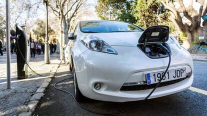 Coche eléctrico cargando.