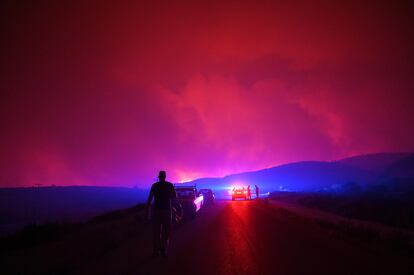 Los servicios de emergencia griegos se acercan a las llamadas, cerca de Palagia (Grecia), este martes.