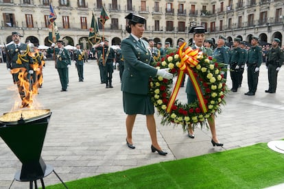 Dos agentes de la Guardia Civil deposita una corona durante el acto.