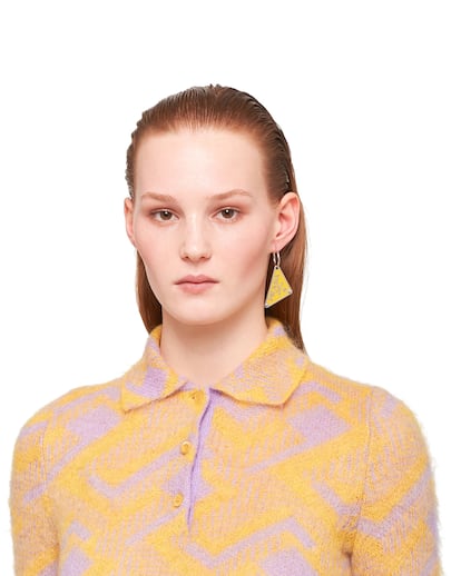El modelo colgante está disponible en la web de Prada en  blanco y amarillo. Su precio: 480 euros.