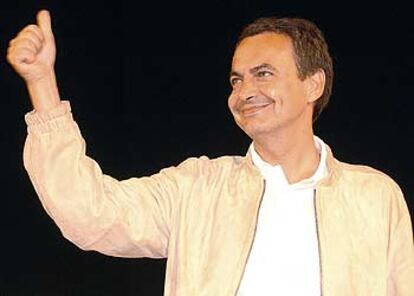 José Luis Rodríguez Zapatero, saluda tras ser reelegido hoy secretario general del Partido Socialista (PSOE)