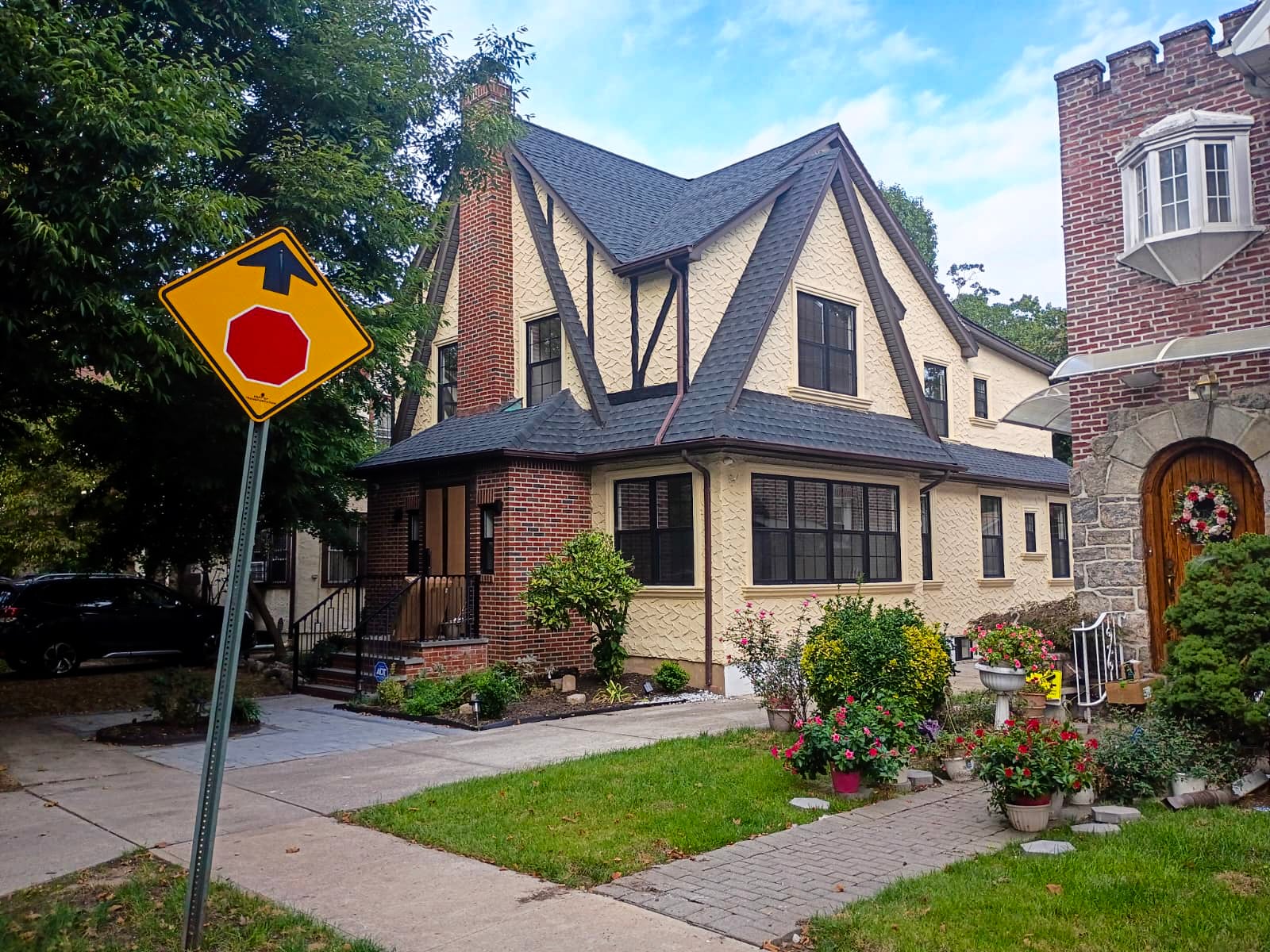 De Airbnb a refugio de gatos callejeros: dos millones de dólares por la casa de la infancia de Trump en Queens
