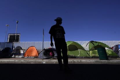 Un migrante de Honduras que busca asilo en Estados Unidos, frente a las filas de tiendas de campaña en el cruce fronterizo, en Tijuana (México).