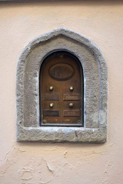 Una huella del pasado: Sus raíces llegan hasta el Renacimiento, se hunden incluso en la antigua Roma. Las buchette del vino (ventanas del vino) son ventanucos a la calle con postigos de madera y piedra, con forma de tabernáculo y a la altura del codo, por los que se dispensaba chianti en Florencia y otros lugares de la Toscana. Las buchette vuelven a estar de moda gracias a restaurantes como Babae, una osteria en Via Santo Spirito, en el barrio de Oltrarno, y a la asociación cultural Buchette del Vino, que ha documentado más de 180 puertas solo en la capital toscana y elabora un mapa turístico con la ubicación de aquellas que ya han sido restauradas.