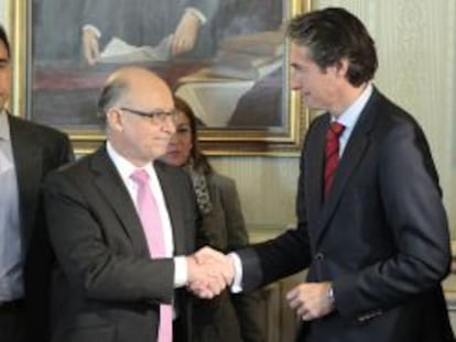 El ministro de Hacienda y Administraciones P&uacute;blicas, Crist&oacute;bal Montoro, saluda al presidente de la Federaci&oacute;n Espa&ntilde;ola de Municipios y Provincias (FEMP) y alcalde de Santander, &Iacute;&ntilde;igo de la Serna.