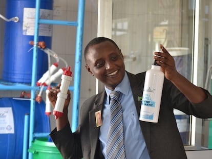 El ingeniero químico Askwar Hilonga en el laboratorio que regenta en Arusha, Tanzania, donde estudia las propiedades de distintos materiales para potabilizar agua.