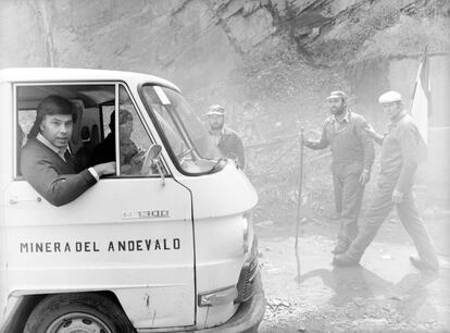 Felipe González, con los mineros de Cala (Huelva), en 1982.