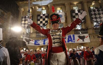 Un momento del inicio de la fiesta de San Sebastián esta medianoche.