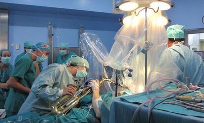 El músico toca el saxofón en un momento de la operación.