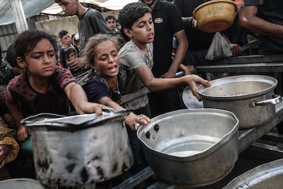 Varios gazatíes hacen cola para recibir comida en Deir al-Balah, en el centro de la franja de Gaza, el 14 de septiembre. 