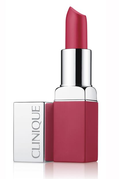 Clinique Pop™ Matte Barra de Labios Mate + Acondicionador, en su tono Coral Pop, envuelve los labios en una cremosa capa de color mate y los alisa para facilitar una aplicación uniforme. Su precio es de 25,50 euros.