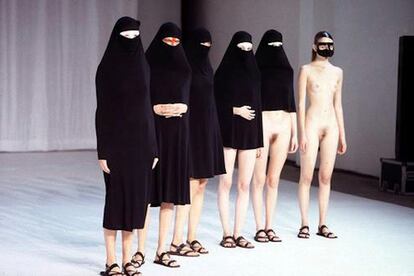 Así acabó el desfile de Hussein Chalayan.