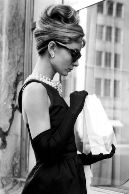 Audrey Hepburn lució en Desayuno con diamantes (1961) uno de los recogidos más memorables de la historia del cine. La imagen de la actriz y la de su moño son ya indisolubles.