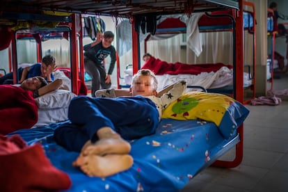 A la hora de la siesta, todos los niños se dirigen disciplinadamente a sus habitaciones.