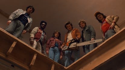 Una imagen de la quinta temporada de 'Stranger Things', con, de izquierda a derecha, Finn Wolfhard, Caleb McLaughlin, Natalia Dyer, Joe Keery, Charlie Heaton y Gaten Matarazzo.