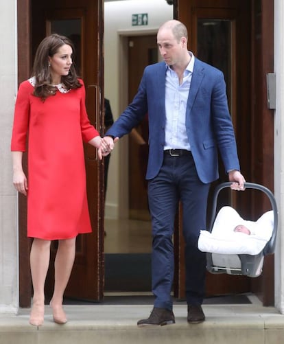 Los duques de Cambridge abandonan el hospital St. Mary de Londres después de que Kate Middleton haya dado a luz a su tercer hijo.