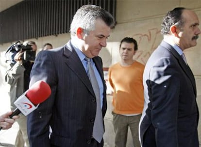 Roca (a la izquierda), con su abogado José Aníbal Álvarez, a la llegada a la Audiencia Nacional.