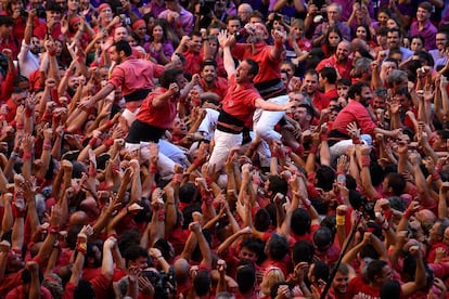 Integrantes de la colla Jove de Valls celebran su torre humana.