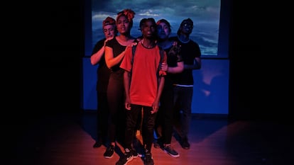 En la obra de teatro 'Modou,Modou' Hassim y sus compañeros migrantes escenifican la dura y peligrosa travesía en patera que sufrió hasta llegar a Marruecos. Un viaje forzoso e inhumano que dejó y sigue dejando tantas muertes en el océano.