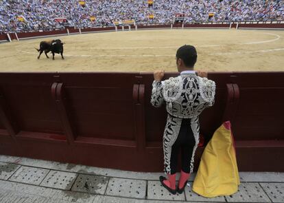 El diestro vizcaíno Iván Fandiño observa desde el callejón las características del toro que le ha tocado en suerte, antes de saltar al ruedo para iniciar la faena.