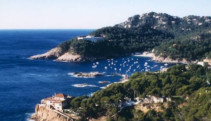 A la zona sud de la costa de Begur hi ha una de les més singulars de les 245 cales i platges de la Costa Brava. És la Platja Fonda. Està orientada cap al Cap de Begur i es troba just als peus d’un altíssim penya-segat, un amagatall natural, amb una sorra gruixuda i fosca. Ha aconseguit restar verge i conservar una puresa primitiva que rarament es troba en altres indrets del litoral gironí. El més de mig centenar d’esglaons que s’han de baixar per accedir-hi són, sens dubte, un dels motius del seu estat salvatge. Les seves aigües són d'un blau transparent i de gran riquesa animal submarina. Té uns 130 metres de longitud i uns 35 d’amplada.