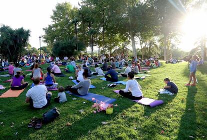 Multitudinaria clase de yoga en el Templo de Debod un domingo de septiembre.