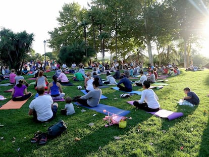 Multitudinaria clase de yoga en el Templo de Debod un domingo de septiembre.