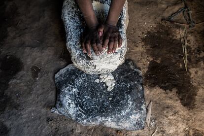 <b>11h50</b> Com a ajuda de apenas uma pedra lisa, Qello prepara a farinha de teff. Nas comunidades rurais de Etiópia, a injera, uma espécie de pão feito com essa farinha, é a base da alimentação.