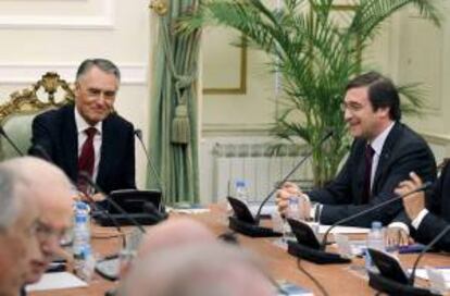 El presidente portugués, Aníbal Cavaco Silva (izda), conversa con el primer ministro luso Pedro Passos Coelho, durante la reunión del Consejo de Estado celebrada ayer en el Palacio de Belén, Lisboa, el 20 de mayo del 2013.