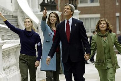 El candidato demócrata John Kerry camina por las calles de Boston junto a su mujer y sus dos hijas tras votar.