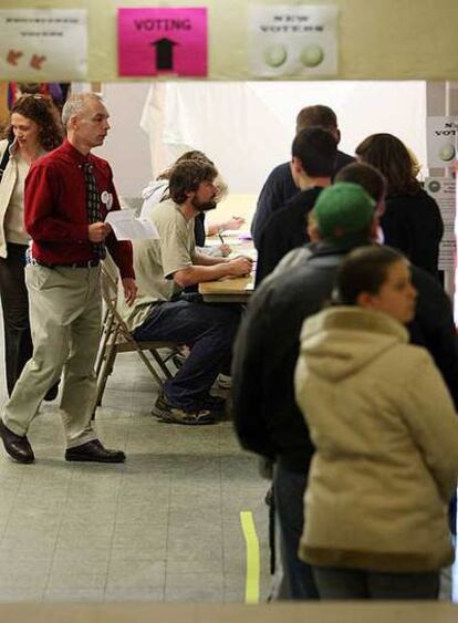 Un grupo de votantes depositando sus papeletas, el martes.