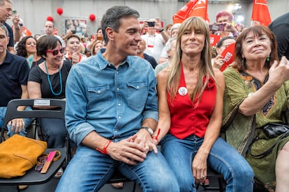 Pedro Sánchez y Begoña Gómez, en el mitin de cierre de campaña del PSOE de las elecciones generales de julio de 2023.