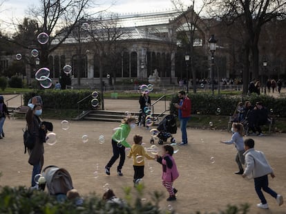 29/12/21 Niños persiguiendo burbujas de jabón en el parque de la Ciutadella, el 29 de diciembre de 2021. [ALBERT GARCIA]