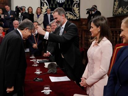 El rey, en presencia de la Reina, impone la medalla del Premio Cervantes al escritor nicaragüense Sergio Ramírez.