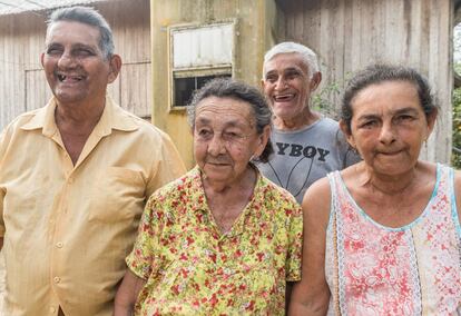 José Gomes (camisa amarela), dona Ana (no meio), e filha deles, Ana Maria Nogueira de Queirós. No fundo, Adaíldo Carneiro.