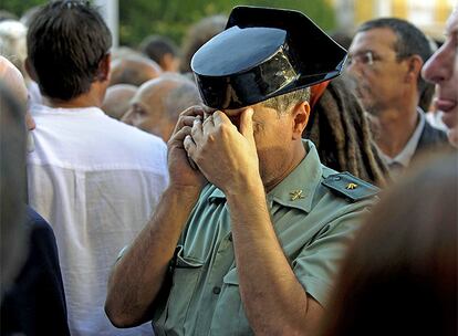 El alcalde de la ciudad, Juan Carlos Aparicio, ha destacado la muestra de solidaridad con los afectados, especialmente con los guardias civiles y sus familias y la "repulsa unánime" de la ciudad de Burgos a los terroristas. En la foto, unor lo sucedido, se tapa los ojos durante la protesta.