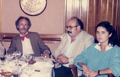 Ramon Cabau junto a Manuel Vázquez Montalban en 1985.