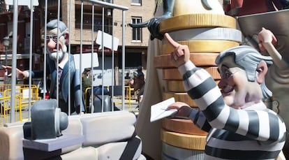 Bárcenas intenta entregarle un sobre a Rajoy a través de las rejas en una falla.