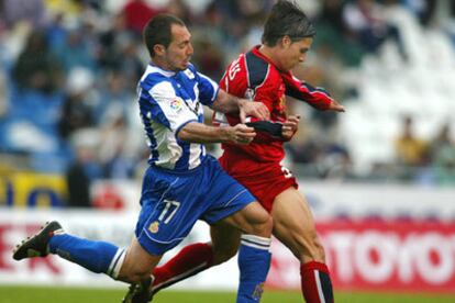 Munitis trata de arrebatar el balón a un rival.