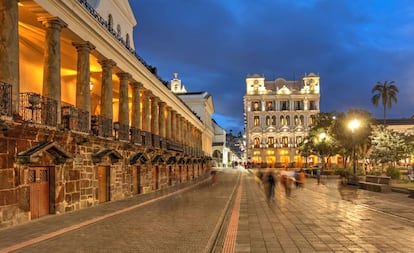 Plaza de la Independencia de Quito, conocida también como Plaza Grande, con el Palacio de Carondelet al fondo. 